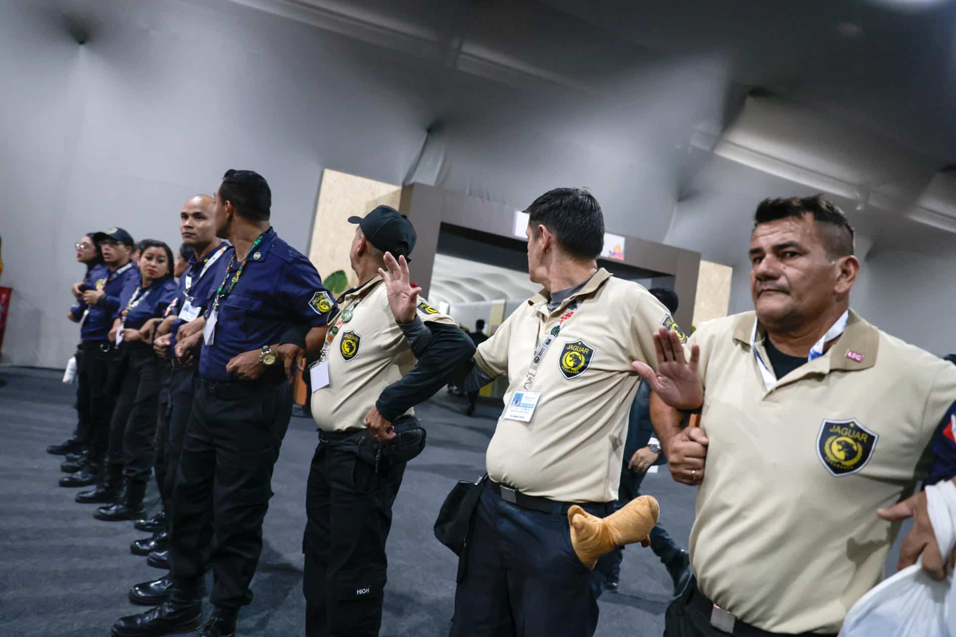 Los bomberos controlaron el incendio desatado en el recinto donde tienen lugar las negociaciones de la cumbre climática de la ONU (COP30) y que obligó a evacuar a todos los participantes, informaron fuentes oficiales. EFE/Fraga Alves
