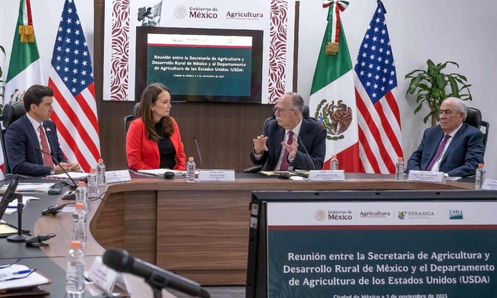 Fotografía cedida este lunes por la Secretaría de Agricultura y Desarrollo Rural de México (Sader), de su titular Julio Berdegué (cd), y la secretaria del Departamento de Agricultura de Estados Unidos (USDA, en inglés), Brooke Rollins (ci), durante una reunión en Ciudad de México (México). EFE/ Sader /SOLO USO EDITORIAL/ NO VENTAS/ SOLO DISPONIBLE PARA ILUSTRAR LA NOTICIA QUE ACOMPAÑA (CRÉDITO OBLIGATORIO)