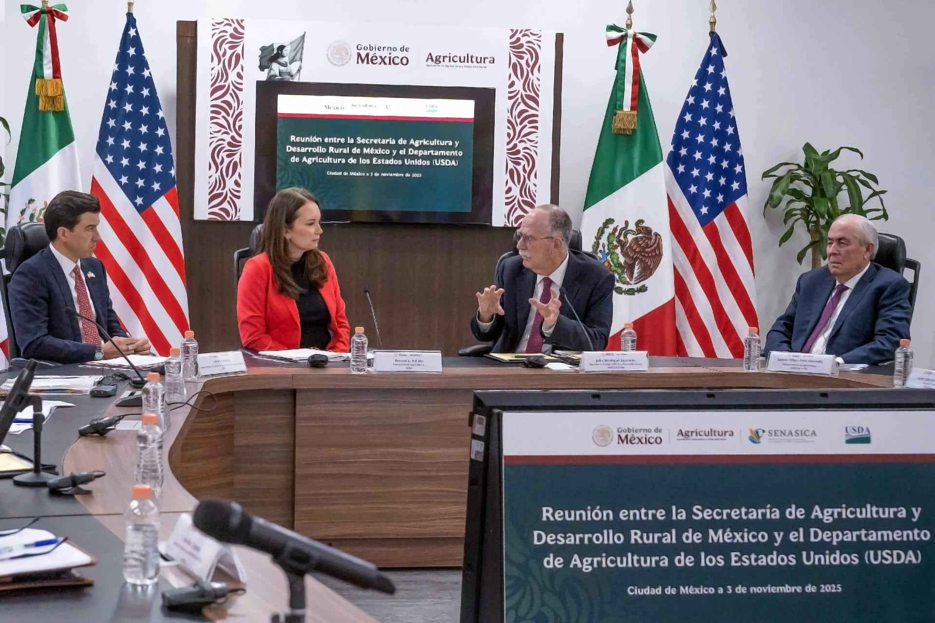 Fotografía cedida este lunes por la Secretaría de Agricultura y Desarrollo Rural de México (Sader), de su titular Julio Berdegué (cd), y la secretaria del Departamento de Agricultura de Estados Unidos (USDA, en inglés), Brooke Rollins (ci), durante una reunión en Ciudad de México (México). EFE/ Sader /SOLO USO EDITORIAL/ NO VENTAS/ SOLO DISPONIBLE PARA ILUSTRAR LA NOTICIA QUE ACOMPAÑA (CRÉDITO OBLIGATORIO)