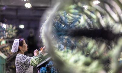 Una mujer trabaja en una fábrica de ropa de seda con maquinaria moderna de producción en Shengze, provincia de Jiangsu, China. EFE/EPA/ALEKSANDAR PLAVEVSKI