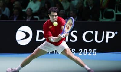 El español Jaume Munar duante el segundo partido de semifinales de la Copa Davis ante el alemán Alexander Zverev en el Fiere Exhibition Centre de Bolonia, Italia. EFE/EPA/ELISABETTA BARACCHI