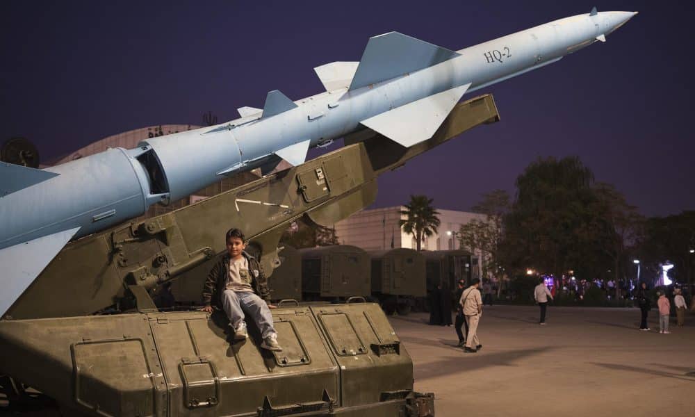 Un niño juega en un lanzamisiles en la Exposición de Logros Aeroespaciales de la Guardia Revolucionaria iraní que se celebra en el Parque Aeroespacial Nacional situado en las afueras de Teherán. EFE/Jaime León
