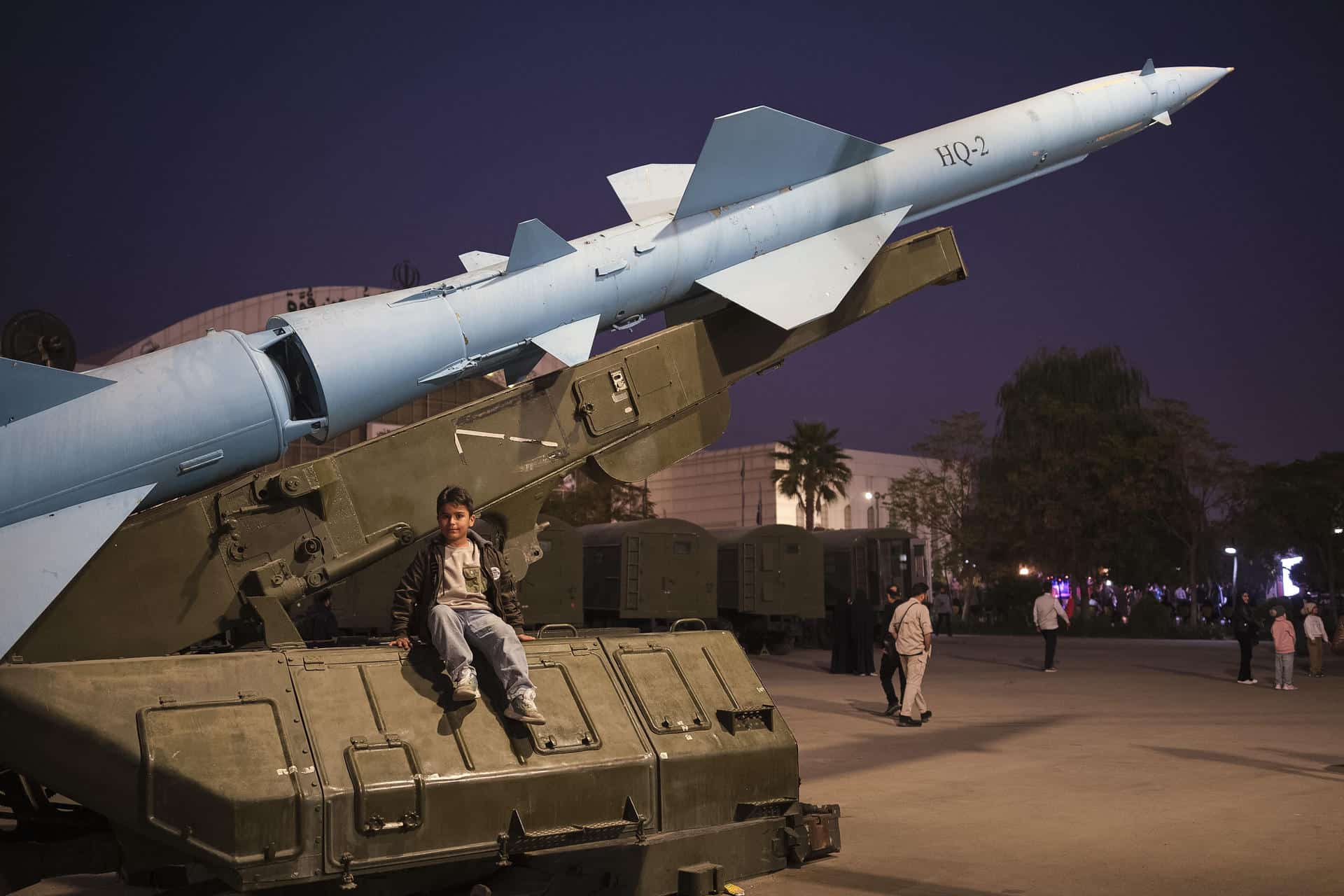 Un niño juega en un lanzamisiles en la Exposición de Logros Aeroespaciales de la Guardia Revolucionaria iraní que se celebra en el Parque Aeroespacial Nacional situado en las afueras de Teherán. EFE/Jaime León