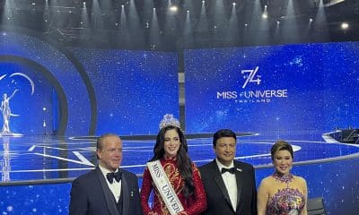 BANGKOK, 24/11/2025.- El presidente y copropietario de Miss Universo, Raúl Rocha, negó este lunes las acusaciones de fraude que han circulado sobre la victoria de la mexicana Fátima Bosch en el certamen de belleza, y anunció acciones legales contra medios de comunicación que hayan difundido informaciones que considere difamatorias. En la imagen, la mexicana Fátima Bosch (2i) posa junto a Raúl Rocha (i) tras su nombramiento el pasado 21 de noviembre, en el Impact Challenger, Nonthaburi. EFE/ Héctor Pereira