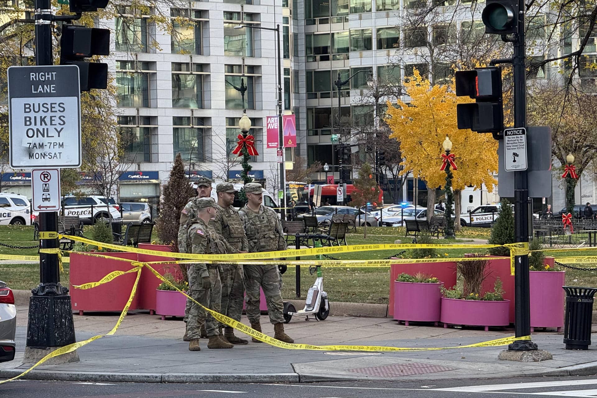 Integrantes de la Guardia Nacional de Estados Unidos custodian este miércoles, cerca de la Casa Blanca en Washington (EE.UU.). EFE/ Octavio Guzmán
