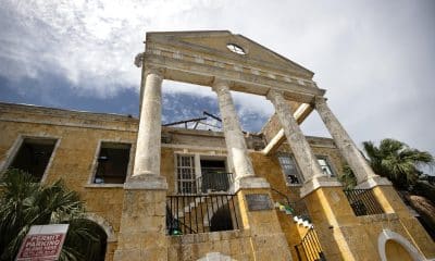 Vista en contrapicado del edificio Court House, destechado tras el paso del huracán Melissa, en Falmouth (Jamaica). EFE/Orlando Barría