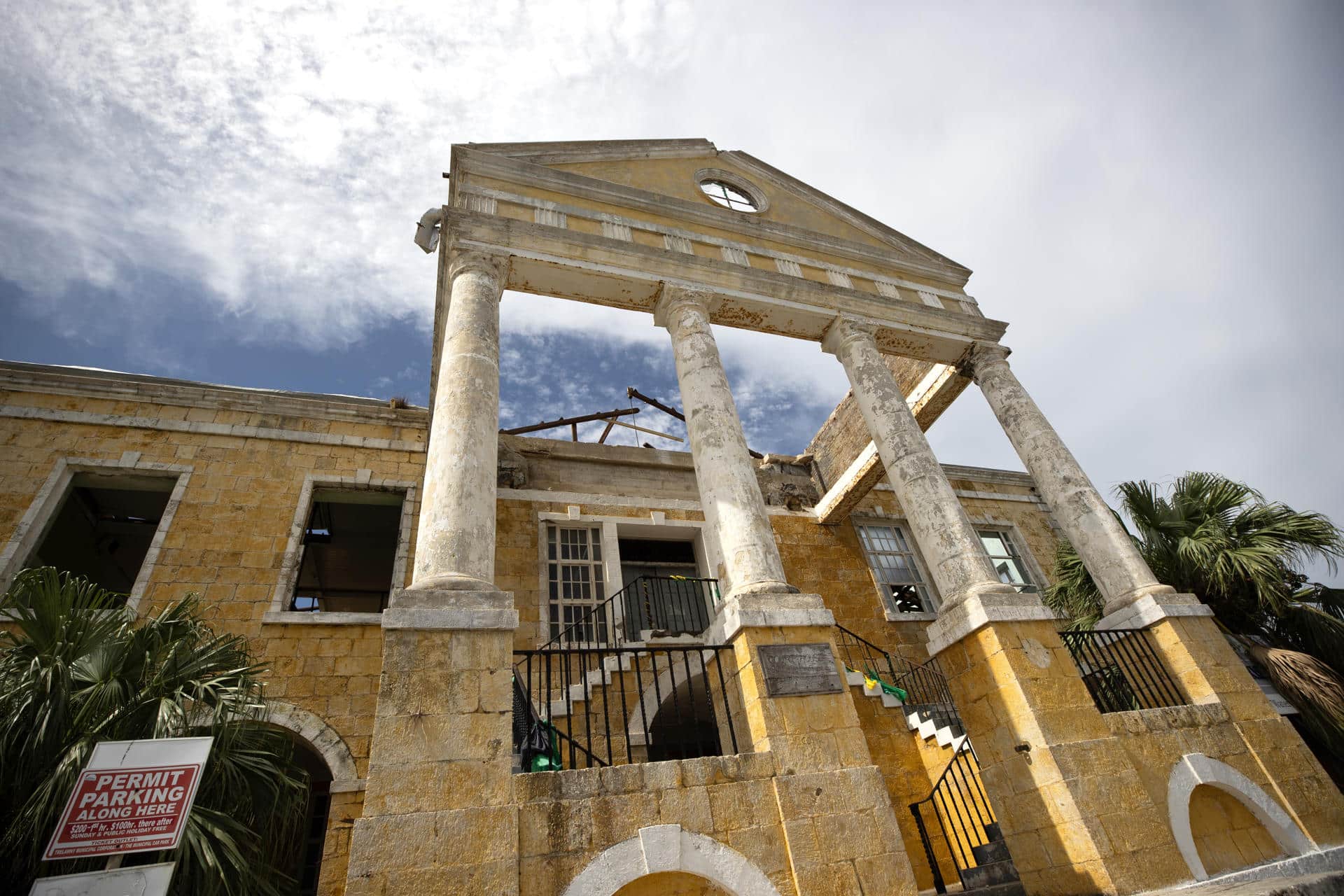 Vista en contrapicado del edificio Court House, destechado tras el paso del huracán Melissa, en Falmouth (Jamaica). EFE/Orlando Barría