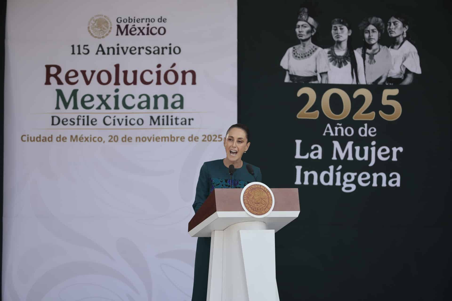 La presidenta de México, Claudia Sheinbaum, habla durante el desfile por el 115 Aniversario del inicio de la Revolución Mexicana, este jueves en la Plaza de la Constitución, en Ciudad de México (México). FE/José Méndez