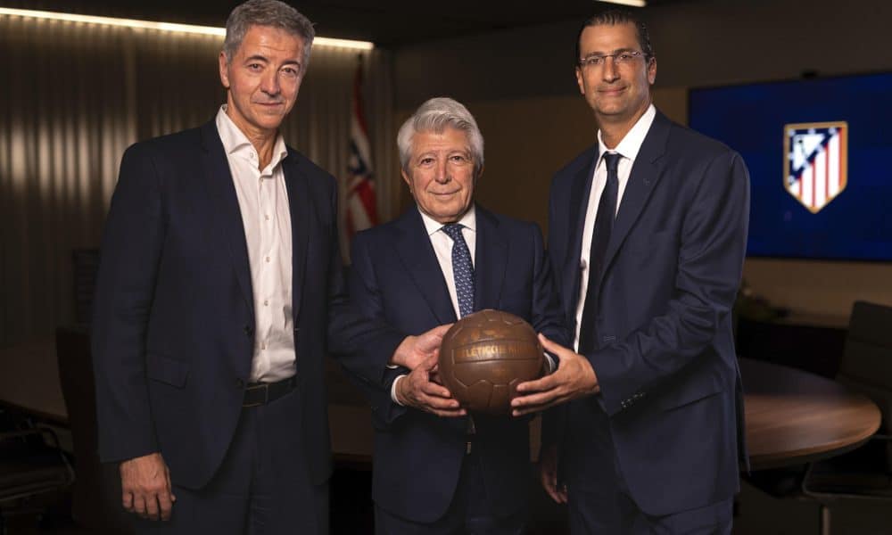El consejero delegado del Atlético de Madrid Miguel Ángel Gil (i), y el presidente del equipo, Enrique Cerezo (c), posan junto a Robert Givone (d), socio de Apollo y co-gestor de ASC Apollo Sports Capital (ASC). EFE/ Atlético De Madrid SOLO USO EDITORIAL/SOLO DISPONIBLE PARA ILUSTRAR LA NOTICIA QUE ACOMPAÑA (CRÉDITO OBLIGATORIO)