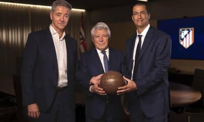 El consejero delegado del Atlético de Madrid Miguel Ángel Gil (i), y el presidente del equipo, Enrique Cerezo (c), posan junto a Robert Givone (d), socio de Apollo y co-gestor de ASC Apollo Sports Capital (ASC). EFE/ Atlético De Madrid SOLO USO EDITORIAL/SOLO DISPONIBLE PARA ILUSTRAR LA NOTICIA QUE ACOMPAÑA (CRÉDITO OBLIGATORIO)