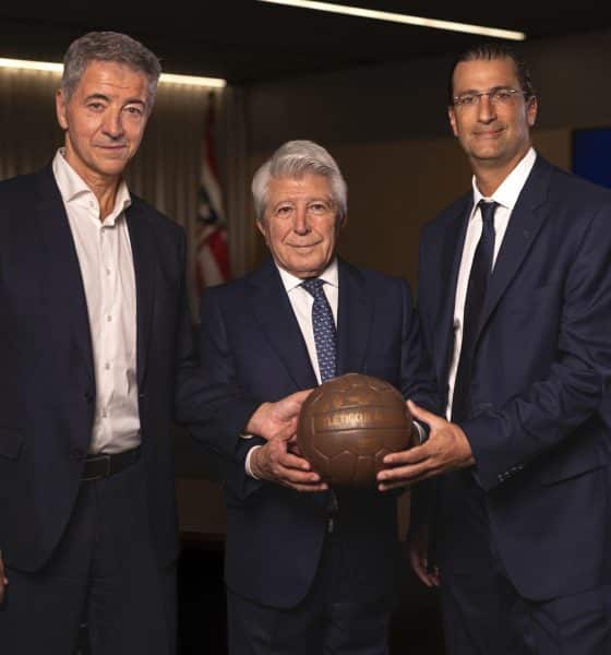 El consejero delegado del Atlético de Madrid Miguel Ángel Gil (i), y el presidente del equipo, Enrique Cerezo (c), posan junto a Robert Givone (d), socio de Apollo y co-gestor de ASC Apollo Sports Capital (ASC). EFE/ Atlético De Madrid SOLO USO EDITORIAL/SOLO DISPONIBLE PARA ILUSTRAR LA NOTICIA QUE ACOMPAÑA (CRÉDITO OBLIGATORIO)