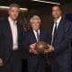 El consejero delegado del Atlético de Madrid Miguel Ángel Gil (i), y el presidente del equipo, Enrique Cerezo (c), posan junto a Robert Givone (d), socio de Apollo y co-gestor de ASC Apollo Sports Capital (ASC). EFE/ Atlético De Madrid SOLO USO EDITORIAL/SOLO DISPONIBLE PARA ILUSTRAR LA NOTICIA QUE ACOMPAÑA (CRÉDITO OBLIGATORIO)