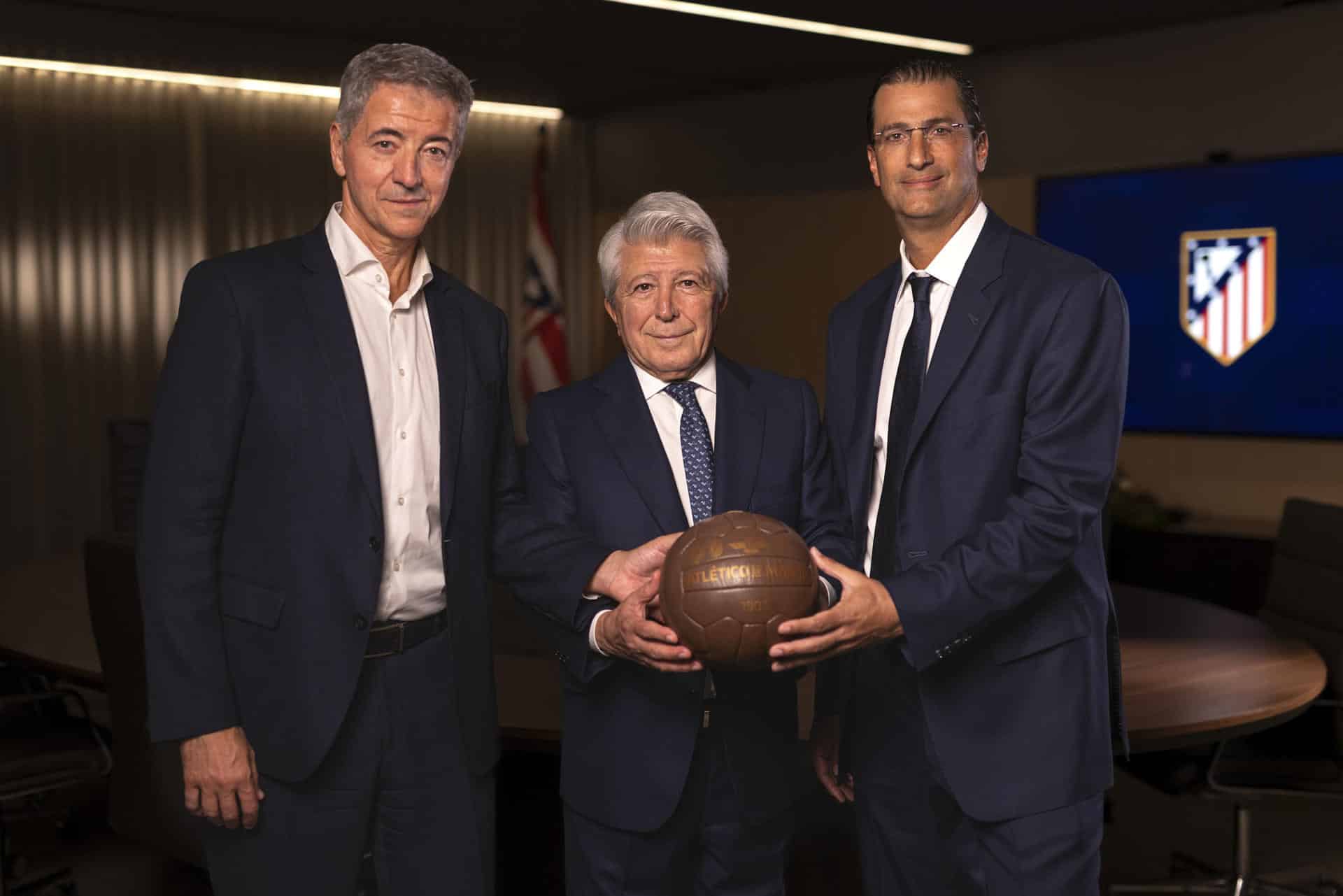 El consejero delegado del Atlético de Madrid Miguel Ángel Gil (i), y el presidente del equipo, Enrique Cerezo (c), posan junto a Robert Givone (d), socio de Apollo y co-gestor de ASC Apollo Sports Capital (ASC). EFE/ Atlético De Madrid SOLO USO EDITORIAL/SOLO DISPONIBLE PARA ILUSTRAR LA NOTICIA QUE ACOMPAÑA (CRÉDITO OBLIGATORIO)