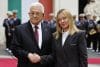 La primera ministra italiana Giorgia Meloni (D) recibe al presidente de la Autoridad Nacional Palestina, Mahmoud Abbas (I), antes de su reunión en el Palazzo Chigi en Roma, Italia, el 7 de noviembre de 2025. (Italia, Palestina, Roma) EFE/EPA/FABIO FRUSTACI