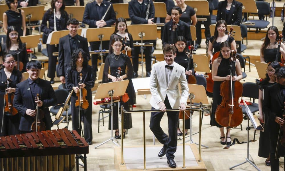 El director de orquesta Andrés Salado durante el concierto solidario con la DANA de Valencia que la Orquesta Sinfónica Juvenil de Costa Rica, bajo la batuta del madrileño Andrés Salado, ha ofrecido este sábado en el Auditorio Nacional de Madrid. EFE/David Fernández