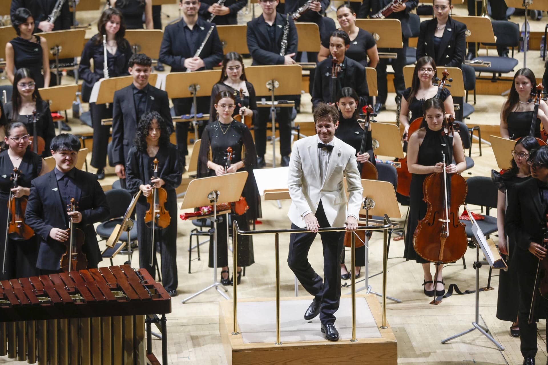 El director de orquesta Andrés Salado durante el concierto solidario con la DANA de Valencia que la Orquesta Sinfónica Juvenil de Costa Rica, bajo la batuta del madrileño Andrés Salado, ha ofrecido este sábado en el Auditorio Nacional de Madrid. EFE/David Fernández