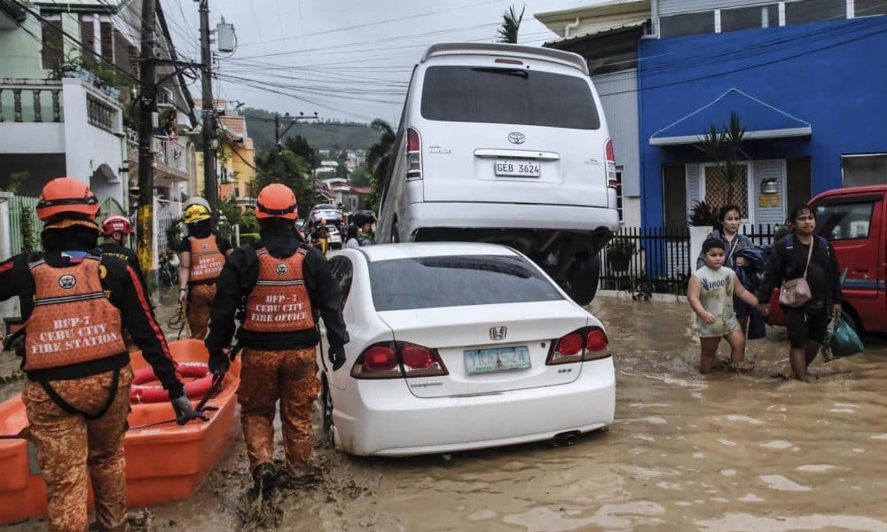 Inundaciones en la ciudad filipina de Cebú a raíz del paso del tifón Kalmaegi.
EFE/EPA/JUANITO ESPINOSA