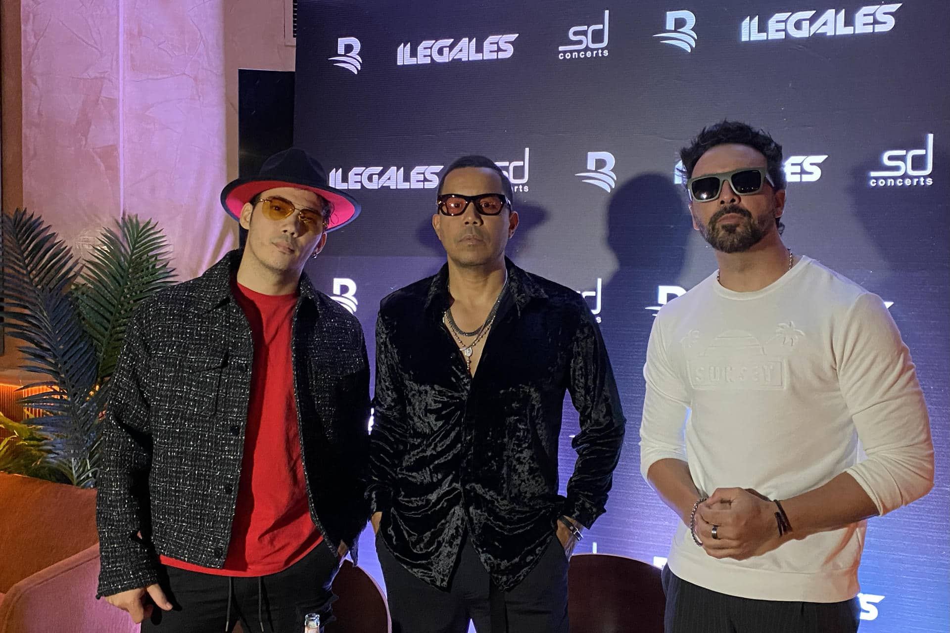 El líder del grupo musical dominicano Ilegales, Vladimir Dotel (c), posa junto a los integrantes David Díaz (i) y Junior Pimentel durante una rueda de prensa este martes, en Santo Domingo (República Dominicana). EFE/ Pau Mompó Alberola