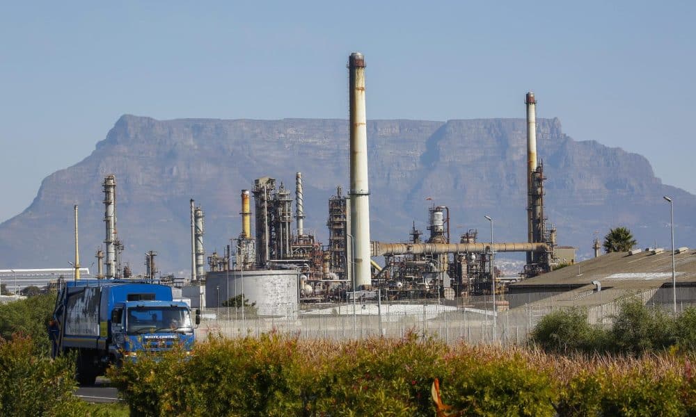 Imagen de archivo de una refinería en Ciudad del Cabo en Sudáfrica. EFE/Nic Bothma