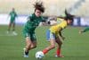Abigail Quiroz (i), de Bolivia, disputa el balón con Ilana Izquierdo, de Colombia, en un partido de la Liga de Naciones Femenina entre Bolivia y Colombia en el estadio Hernando Siles, en La Paz (Bolivia). EFE/ Luis Gandarillas
