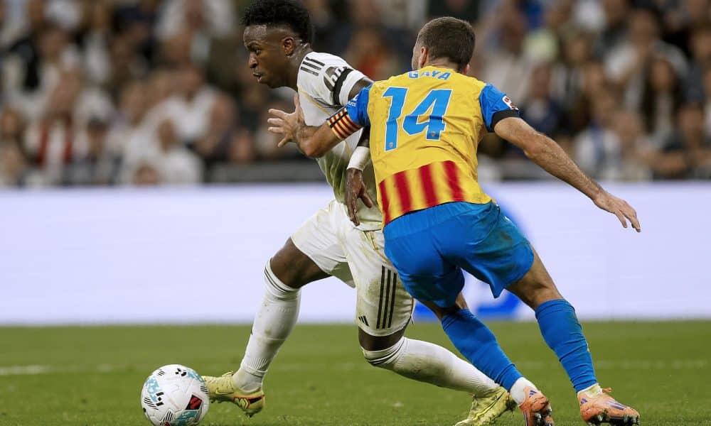 El delantero del Real Madrid Vinicius Jr. (i) se escapa de José Gayá, del Valencia, durante el partido de la jornada 11 de LaLiga que Real Madrid y Valencia CF disputaron en el estadio Santiago Bernabéu. EFE/Javier Lizón