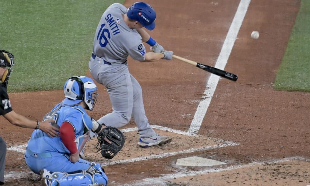 El receptor de Los Angeles Dodgers Will Smith (d) conecta un doble con carreras impulsadas contra los Azulejos de Toronto durante el tercer inning del sexto juego de la Serie Mundial de MLB entre los Los Angeles Dodgers y los Azulejos de Toronto en Toronto (Canadá). EFE/EDUARDO LIMA