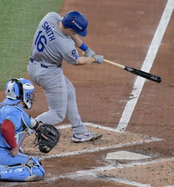 El receptor de Los Angeles Dodgers Will Smith (d) conecta un doble con carreras impulsadas contra los Azulejos de Toronto durante el tercer inning del sexto juego de la Serie Mundial de MLB entre los Los Angeles Dodgers y los Azulejos de Toronto en Toronto (Canadá). EFE/EDUARDO LIMA
 
//////////
 
TORONTO (Canada), 01/11/2025.- Los Angeles Dodgers catcher Will Smith (R) hits an RBI double against the Toronto Blue Jays during the third inning of the MLB World Series game six between the Los Angeles Dodgers and the Toronto Blue Jays in Toronto, Canada, 31 October 2025. EFE/EPA/EDUARDO LIMA