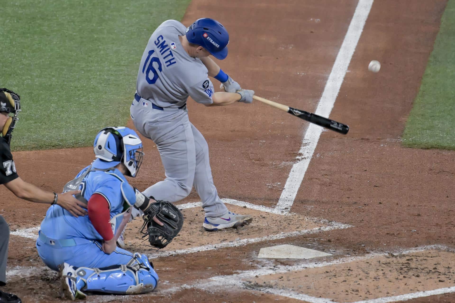 El receptor de Los Angeles Dodgers Will Smith (d) conecta un doble con carreras impulsadas contra los Azulejos de Toronto durante el tercer inning del sexto juego de la Serie Mundial de MLB entre los Los Angeles Dodgers y los Azulejos de Toronto en Toronto (Canadá). EFE/EDUARDO LIMA