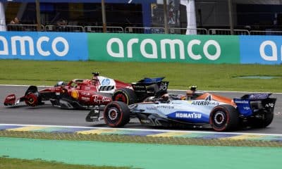 El español Carlos Sainz (d) de Williams afrontó dificultades este domingo en el Gran Premio de Formula Uno de Sao Paulo en el circuito de Interlagos al perder un trozo de su alerón delantero tras un contacto con el británico Lewis Hamilton de Ferrari. EFE/ Sebastiao Moreira