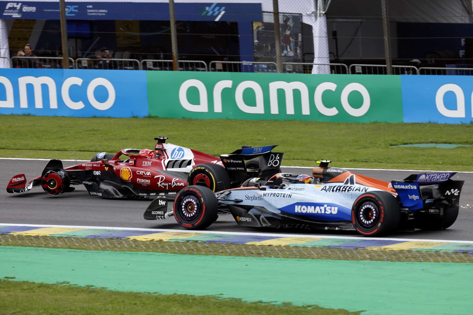 El español Carlos Sainz (d) de Williams afrontó dificultades este domingo en el Gran Premio de Formula Uno de Sao Paulo en el circuito de Interlagos al perder un trozo de su alerón delantero tras un contacto con el británico Lewis Hamilton de Ferrari. EFE/ Sebastiao Moreira