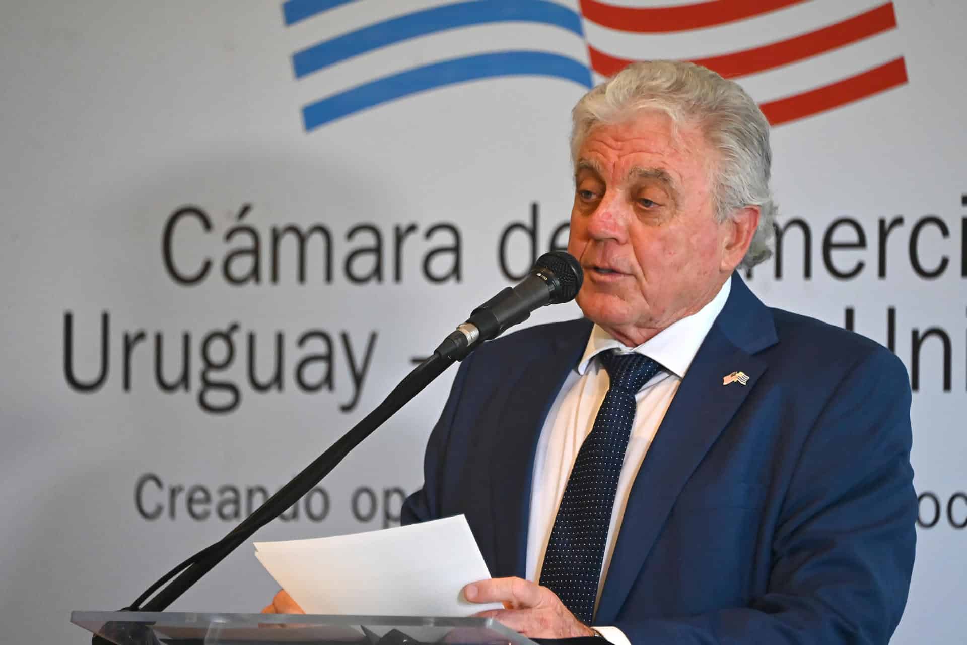 El embajador de EEUU en Uruguay, Lou Rinaldi, habla durante un evento organizado por la Cámara de Comercio Uruguay-Estados Unidos este lunes, en Montevideo (Uruguay). EFE/ Federico Gutiérrez.