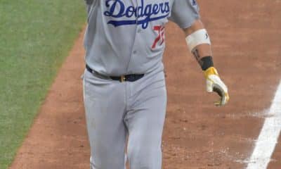El venezolano Miguel Rojas conectó este sábado un jonrón solitario que abrió el camino a Los Angeles Dodgers para la conqista, por segundo año consecutivo, de la Serie Mundial. EFE/EPA/EDUARDO LIMA