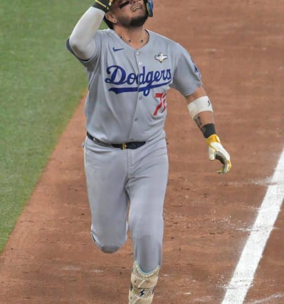 El venezolano Miguel Rojas conectó este sábado un jonrón solitario que abrió el camino a Los Angeles Dodgers para la conqista, por segundo año consecutivo, de la Serie Mundial. EFE/EPA/EDUARDO LIMA