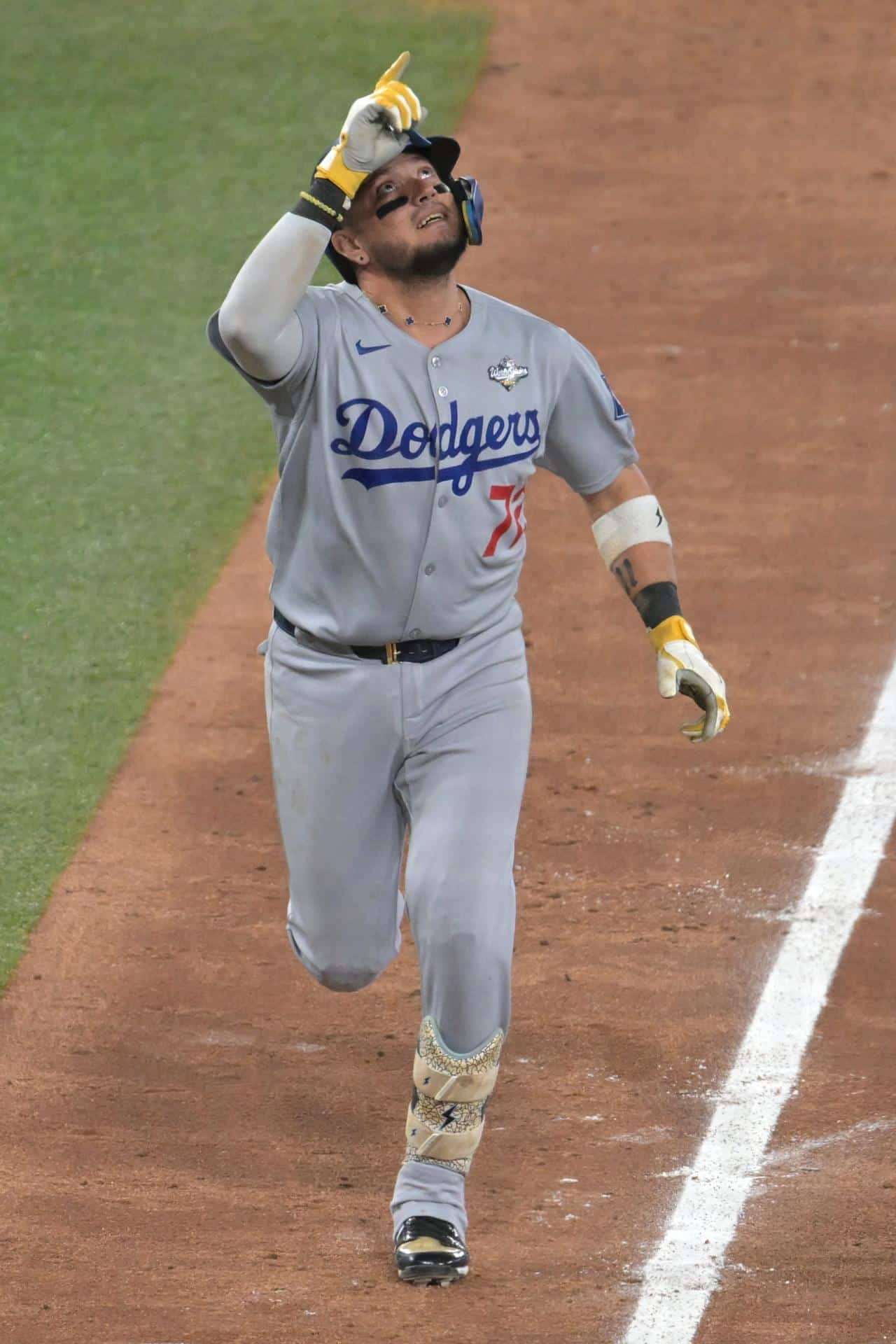 El venezolano Miguel Rojas conectó este sábado un jonrón solitario que abrió el camino a Los Angeles Dodgers para la conqista, por segundo año consecutivo, de la Serie Mundial. EFE/EPA/EDUARDO LIMA