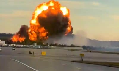 Captura de video tomada de rastreo de redes que muestra el momento de la explosión de un avión de la empresa UPS este martes, en el aeropuerto internacional de Muhammad Ali de Louisville, en Kentucky (EE.UU). El vuelo 2976 de UPS se estrelló cuando salía en dirección a Honolulu, de acuerdo con el informe de la Administración Federal de Aviación (FAA). EFE/ Rastreo de Redes /SOLO USO EDITORIAL/ NO VENTAS/ SOLO DISPONIBLE PARA ILUSTRAR LA NOTICIA QUE ACOMPAÑA (CRÉDITO OBLIGATORIO)/ MAXIMA CALIDAD DISPONIBLE