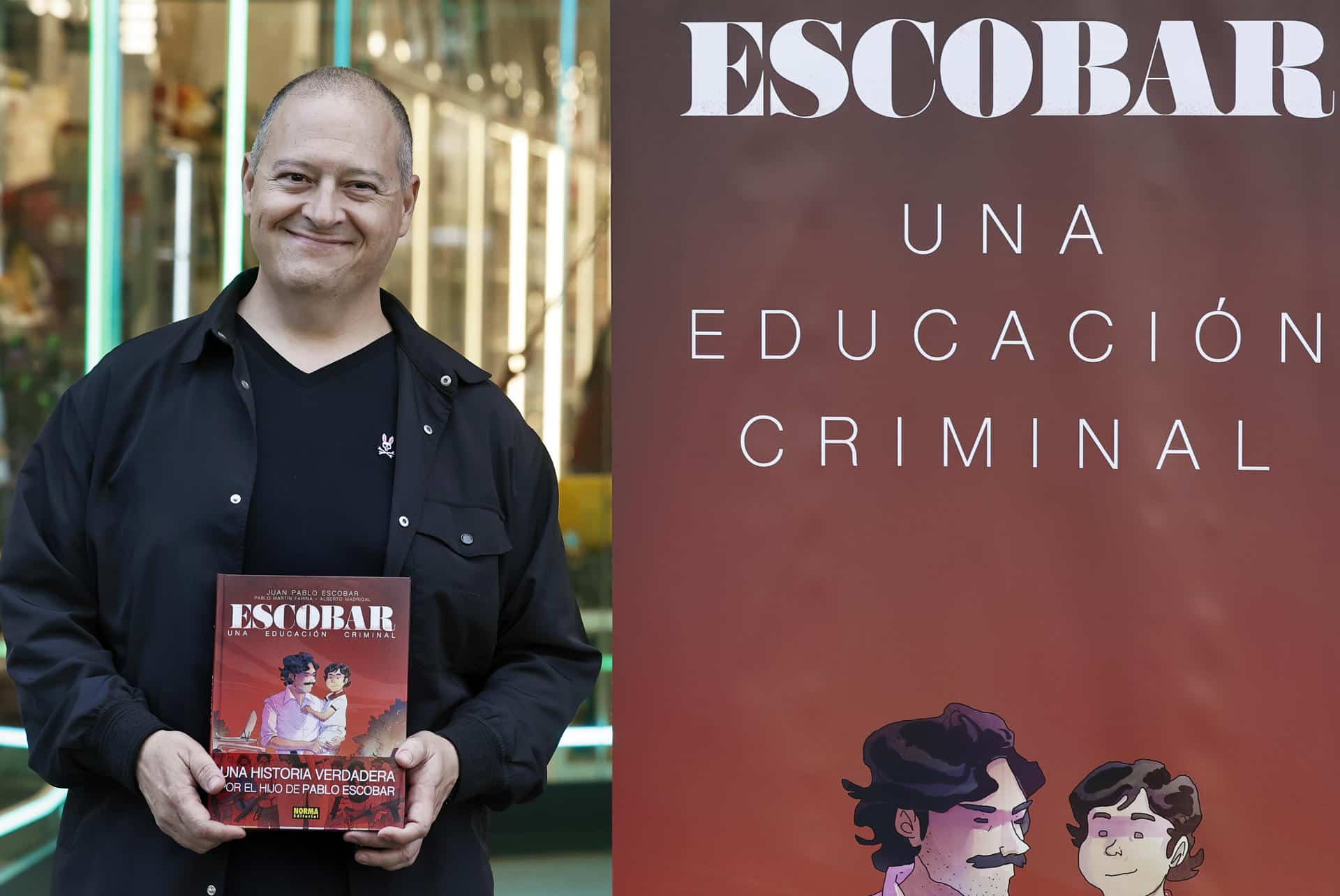 - El arquitecto y escritor Juan Pablo Escobar, hijo del narcotraficante colombiano más poderoso del siglo XX, posa este miércoles en Barcelona durante la presentación de su obra 'Escobar: una educación criminal en la que narra en clave de cómic su infancia rodeada de sicarios de su padre que le hacían de niñeras.EFE/ Andreu Dalmau