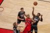 Scottie Barnes (c) de los Raptors, disputa el balón con Jaren Jackson Jr. de Memphis este domingo durante un juego de la NBA en el Scotiabank Arena de Toronto. EFE/ Julio Cesar Rivas
