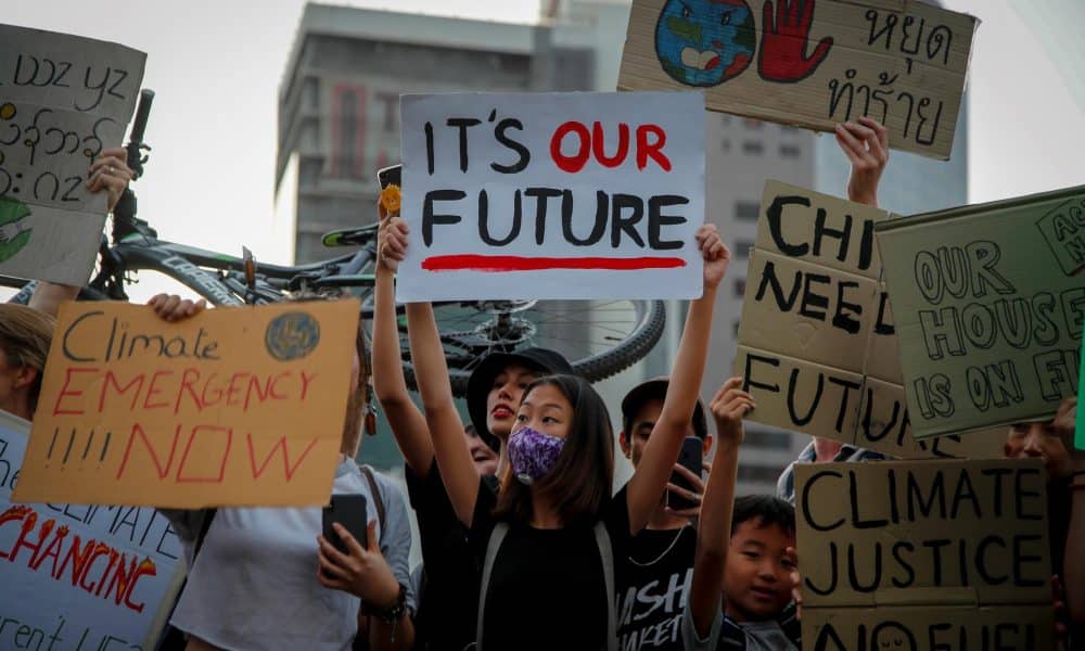 Imagen de archivo de jóvenes con pancartas con mensajes como "Este es nuestro futuro" durante una manifestación contra la crisis climática. EFE/ Diego Azubel