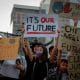 Imagen de archivo de jóvenes con pancartas con mensajes como "Este es nuestro futuro" durante una manifestación contra la crisis climática. EFE/ Diego Azubel