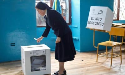 Una religiosa católica fue captada este domingo, 16 de noviembre, al vota en el referéndum de Ecuador, en la ciudad de Quito. EFE/Gianna Benalcazar