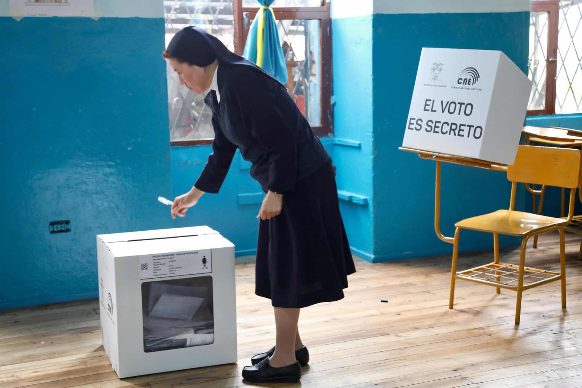 Una religiosa católica fue captada este domingo, 16 de noviembre, al vota en el referéndum de Ecuador, en la ciudad de Quito. EFE/Gianna Benalcazar