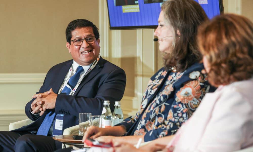 El presidente de la entidad de ahorros peruana Caja Huancayo, Jorge Guillermo Solís (i), habla en un panel durante el FinnLAC Forum este miércoles, en Miami (Estados Unidos). EFE/ Giorgio Viera