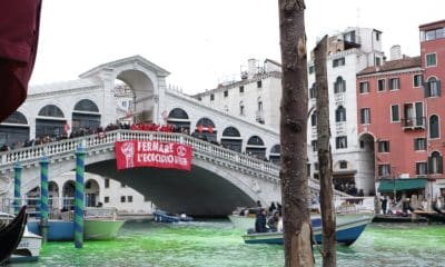 Activistas del grupo ecologista 'Extinction Rebellion' tiñeron este sábado de verde el Gran Canal de la ciudad italiana de Venecia (norte de Italia) como parte de una protesta contra las "políticas ecocidas" del Gobierno italiano y los efectos del cambio climático.EFE/EPA