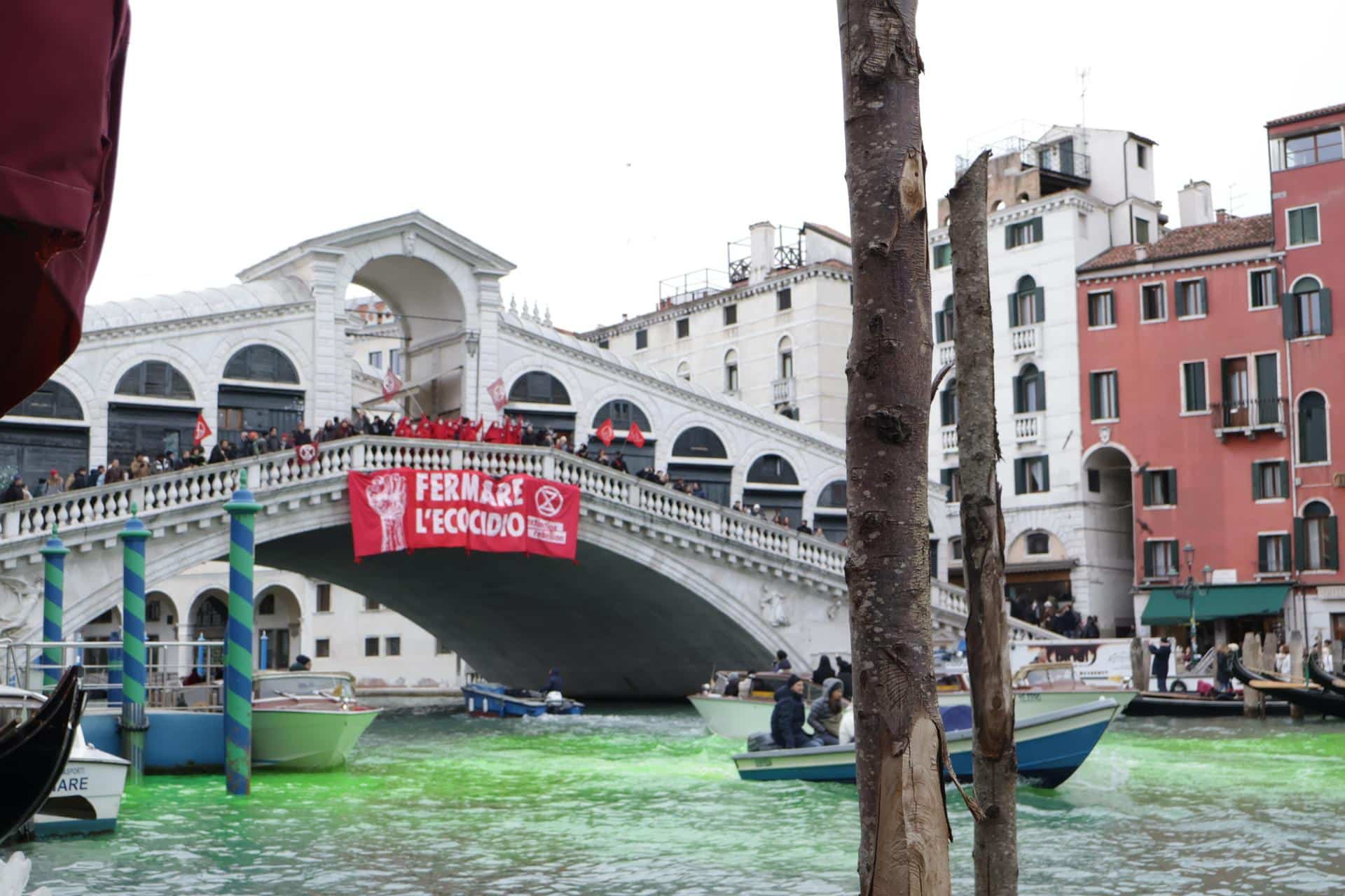 Activistas del grupo ecologista 'Extinction Rebellion' tiñeron este sábado de verde el Gran Canal de la ciudad italiana de Venecia (norte de Italia) como parte de una protesta contra las "políticas ecocidas" del Gobierno italiano y los efectos del cambio climático.EFE/EPA