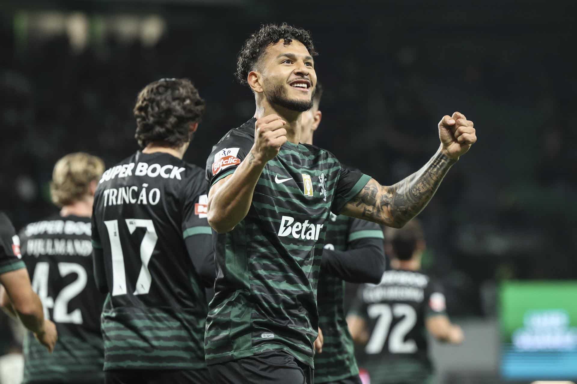 El jugador del Sporting Luis Suarez celebra un gol durante el partido de la Liga Portuguesa que han jugado Sporting CP y Estrela da Amadora en Lisboa, Portugal. EFE/EPA/MIGUEL A. LOPES