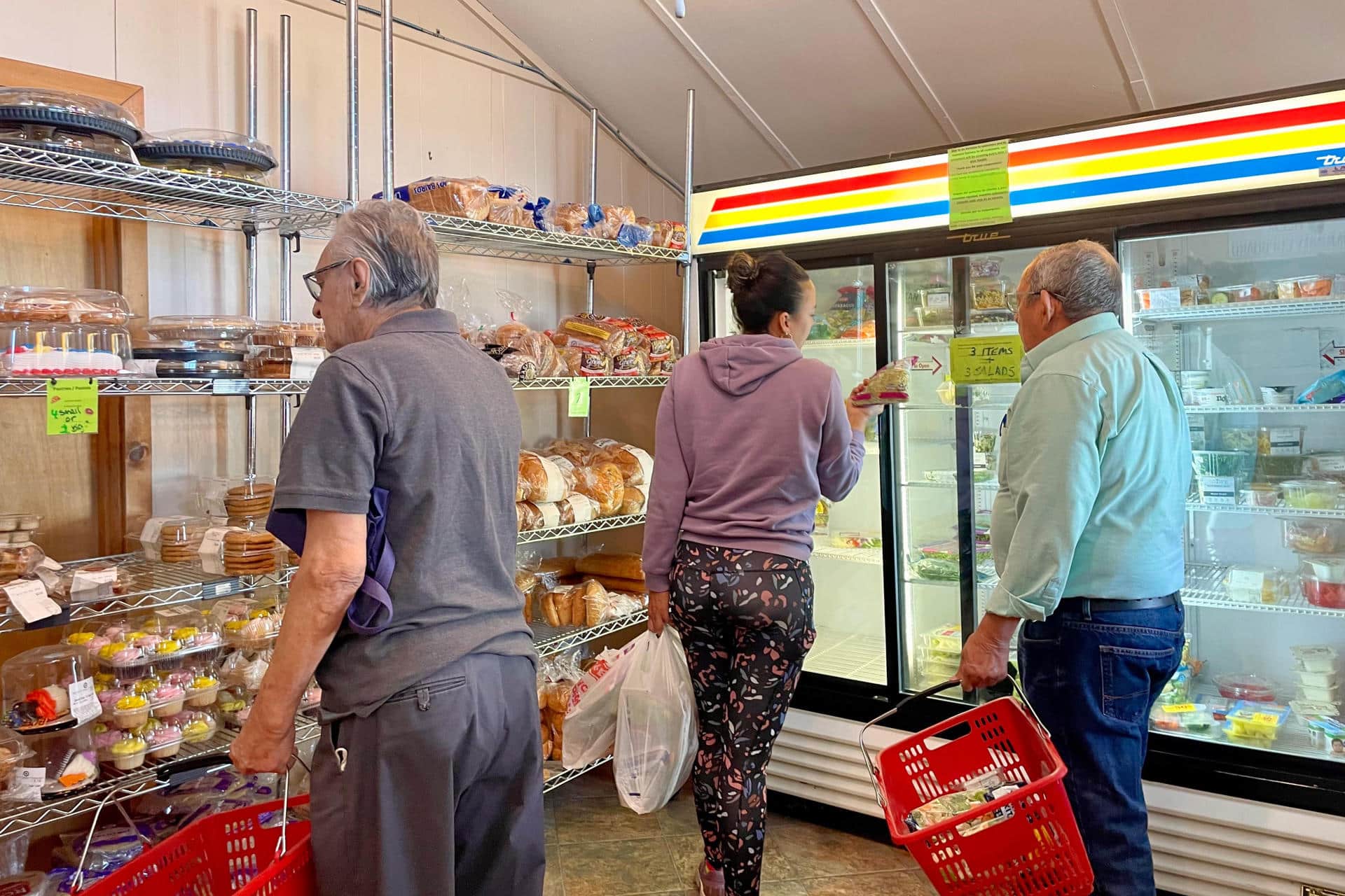 Personas adquieren productos este viernes, en Austin (Estados Unidos). EFE/ Alejandra Arredondo