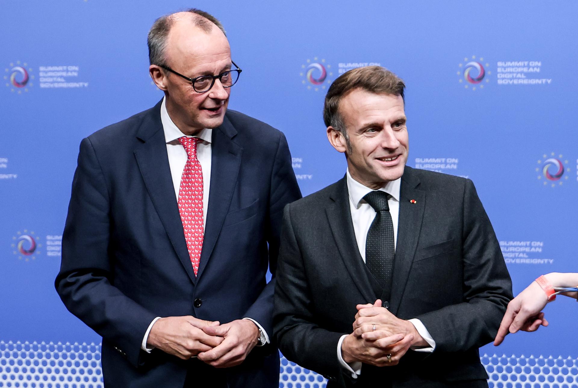 El jefe del Gobierno alemán, Friedrich Merz (izquierda), y el presidente francés, Emmanuel Macron (derecha), durante la Cumbre sobre la Soberanía Digital Europea en el Campus EUREF en Berlín este martes. EFE/EPA/FILIP SINGER
 
//////////
 
BERLIN (Germany), 18/11/2025.- French President Emanuel Macron (R) and German Chancellor Friedrich Merz during the Summit on European Digital Sovereignty at the EUREF Campus in Berlin, Germany, 18 November 2025. The governments of Germany and France are working together with other EU member states to strengthen and secure the digital sovereignty in Europe. (Francia, Alemania) EFE/EPA/FILIP SINGER