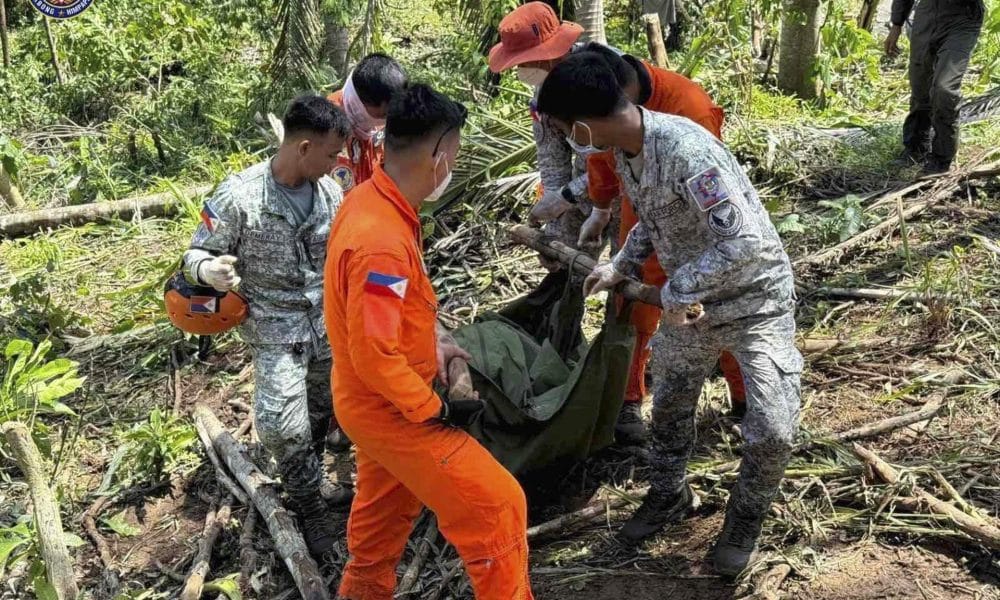 Efectivos del Ejército trasladan el cuerpo de un militar fallecido en un accidente de helicóptero. 
EFE/EPA/PHILIPPINE AIR FORCE HANDOUT BEST QUALITY AVAILABLEHANDOUT EDITORIAL USE ONLY/NO SALES