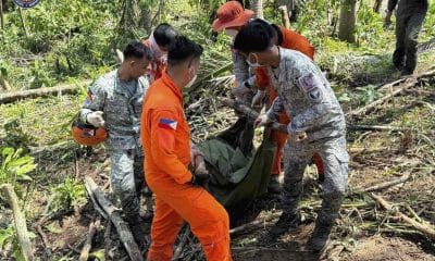 Efectivos del Ejército trasladan el cuerpo de un militar fallecido en un accidente de helicóptero. 
EFE/EPA/PHILIPPINE AIR FORCE HANDOUT BEST QUALITY AVAILABLEHANDOUT EDITORIAL USE ONLY/NO SALES