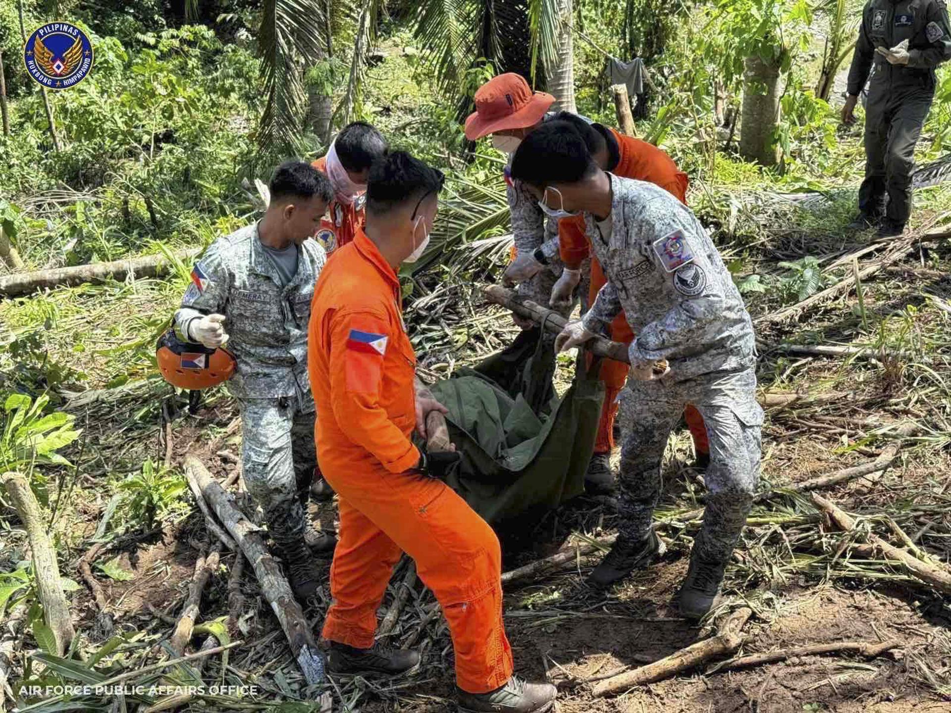 Efectivos del Ejército trasladan el cuerpo de un militar fallecido en un accidente de helicóptero. 
EFE/EPA/PHILIPPINE AIR FORCE HANDOUT BEST QUALITY AVAILABLEHANDOUT EDITORIAL USE ONLY/NO SALES